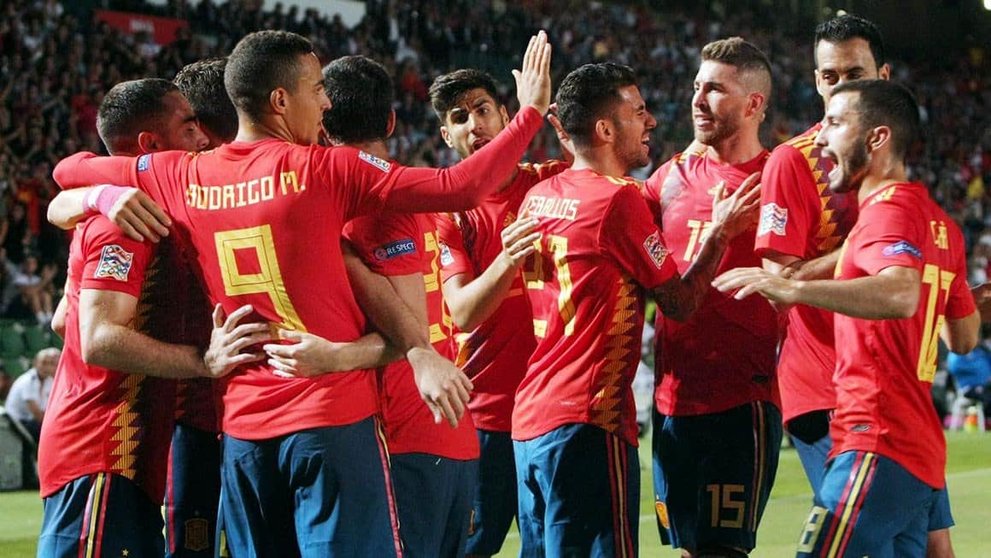 Los jugadores de la selección celebran el primer gol del equipo marcado por Saul Ñiguez (Morell/EFE)