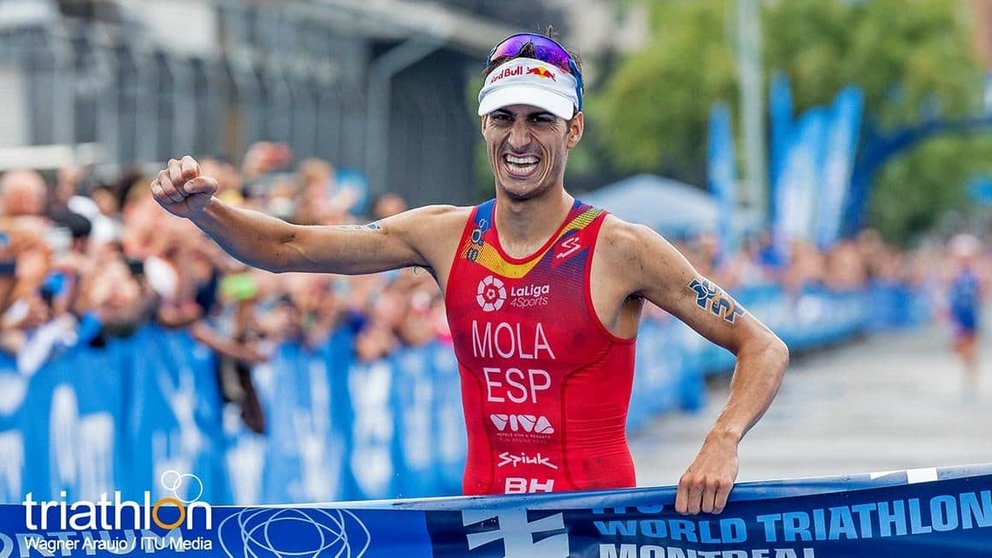 El triatleta español Mario Mola consigue su tercer título mundial consecutivo